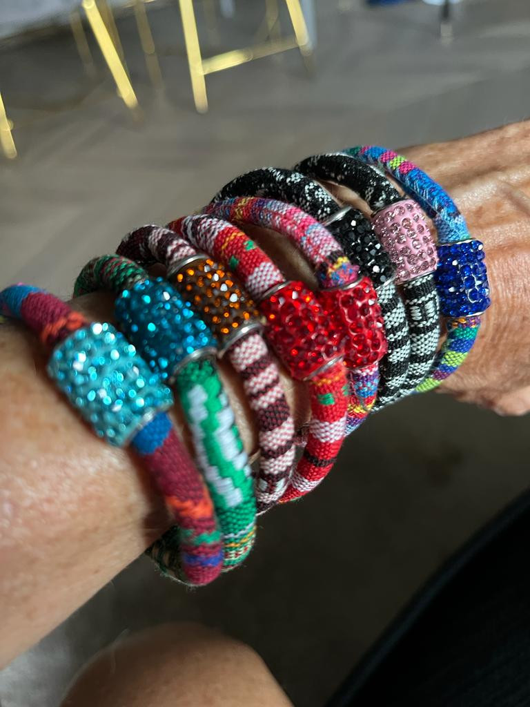 Bracciale multicolor con chiusura magnetica in cristalli paraiba